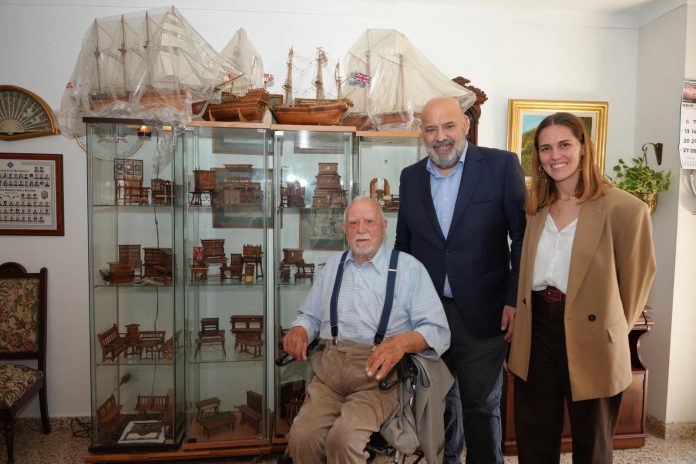 El alcalde de Palma felicita a Francisco Escalero por su 102 cumpleaños y destaca su trayectoria vital y artística