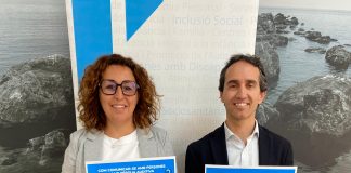 El Consell de Mallorca impulsa una nueva herramienta para mejorar la comunicación con personas con discapacidad auditiva El Consell de Mallorca impulsa una nueva herramienta para mejorar la comunicación con personas con discapacidad auditiva El IMAS distribuirá una guía práctica en todos los ayuntamientos para avanzar hacia la accesibilidad universal en la atención ciudadana Palma, 22 de abril de 2026. El Consell de Mallorca ha dado un nuevo paso hacia la accesibilidad universal con la puesta en marcha de una herramienta destinada a mejorar la comunicación con personas con discapacidad o pérdida auditiva. La iniciativa, impulsada por la Oficina de Promoción de la Accesibilidad Universal (OPAU) del Institut Mallorquí d’Afers Socials, consistirá en la distribución de un cartel informativo con pautas prácticas que será instalado en los puntos de atención al público de todos los ayuntamientos de la isla. El presidente del IMAS y conseller de Bienestar Social, Guillermo Sánchez, ha destacado que esta medida busca “eliminar barreras comunicativas y facilitar la atención a la ciudadanía”, subrayando que el objetivo es que “nadie se sienta limitado en Mallorca”. Una guía visual con recomendaciones prácticas El recurso está diseñado tanto para el personal de atención ciudadana como para el público en general, e incluye ilustraciones con recomendaciones sobre cómo actuar en diferentes իրավիճaciones: antes de iniciar una conversación, durante el diálogo, en entornos grupales o cuando surgen dificultades de comprensión. Además, la guía incorpora un mensaje clave: cada persona tiene necesidades distintas, por lo que se recomienda preguntar siempre cuál es la forma de comunicación preferida. Compromiso con la accesibilidad universal Esta acción se enmarca en la estrategia del Consell para promover la accesibilidad en los servicios públicos y garantizar la igualdad de oportunidades. Desde la institución se subraya que mejorar la comunicación no solo beneficia a las personas con discapacidad auditiva, sino al conjunto de la ciudadanía. La iniciativa complementa otras actuaciones impulsadas por el Institut Mallorquí d’Afers Socials, como la elaboración de manuales técnicos sobre accesibilidad en espacios públicos y la realización de formaciones dirigidas a técnicos municipales, consolidando así un modelo de atención más inclusivo en toda Mallorca.