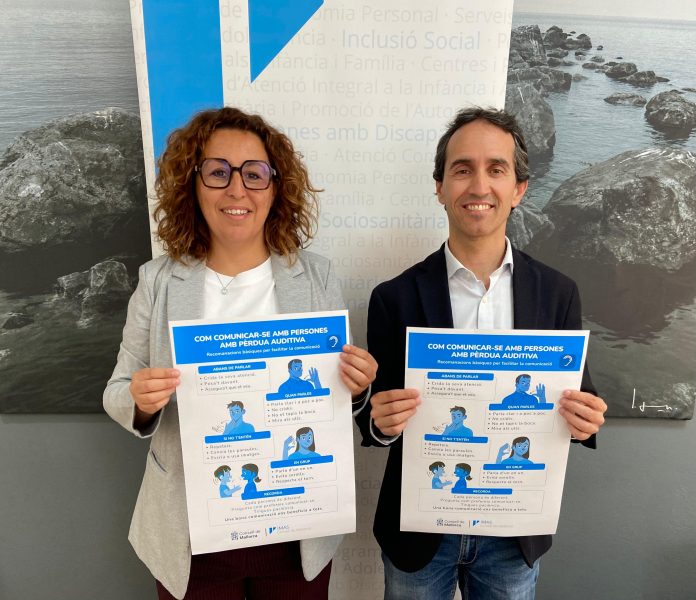 El Consell de Mallorca impulsa una nueva herramienta para mejorar la comunicación con personas con discapacidad auditiva El IMAS distribuirá una guía práctica en todos los ayuntamientos para avanzar hacia la accesibilidad universal en la atención ciudadana Palma, 22 de abril de 2026. El Consell de Mallorca ha dado un nuevo paso hacia la accesibilidad universal con la puesta en marcha de una herramienta destinada a mejorar la comunicación con personas con discapacidad o pérdida auditiva. La iniciativa, impulsada por la Oficina de Promoción de la Accesibilidad Universal (OPAU) del Institut Mallorquí d’Afers Socials, consistirá en la distribución de un cartel informativo con pautas prácticas que será instalado en los puntos de atención al público de todos los ayuntamientos de la isla. El presidente del IMAS y conseller de Bienestar Social, Guillermo Sánchez, ha destacado que esta medida busca “eliminar barreras comunicativas y facilitar la atención a la ciudadanía”, subrayando que el objetivo es que “nadie se sienta limitado en Mallorca”. Una guía visual con recomendaciones prácticas El recurso está diseñado tanto para el personal de atención ciudadana como para el público en general, e incluye ilustraciones con recomendaciones sobre cómo actuar en diferentes իրավիճaciones: antes de iniciar una conversación, durante el diálogo, en entornos grupales o cuando surgen dificultades de comprensión. Además, la guía incorpora un mensaje clave: cada persona tiene necesidades distintas, por lo que se recomienda preguntar siempre cuál es la forma de comunicación preferida. Compromiso con la accesibilidad universal Esta acción se enmarca en la estrategia del Consell para promover la accesibilidad en los servicios públicos y garantizar la igualdad de oportunidades. Desde la institución se subraya que mejorar la comunicación no solo beneficia a las personas con discapacidad auditiva, sino al conjunto de la ciudadanía. La iniciativa complementa otras actuaciones impulsadas por el Institut Mallorquí d’Afers Socials, como la elaboración de manuales técnicos sobre accesibilidad en espacios públicos y la realización de formaciones dirigidas a técnicos municipales, consolidando así un modelo de atención más inclusivo en toda Mallorca.
