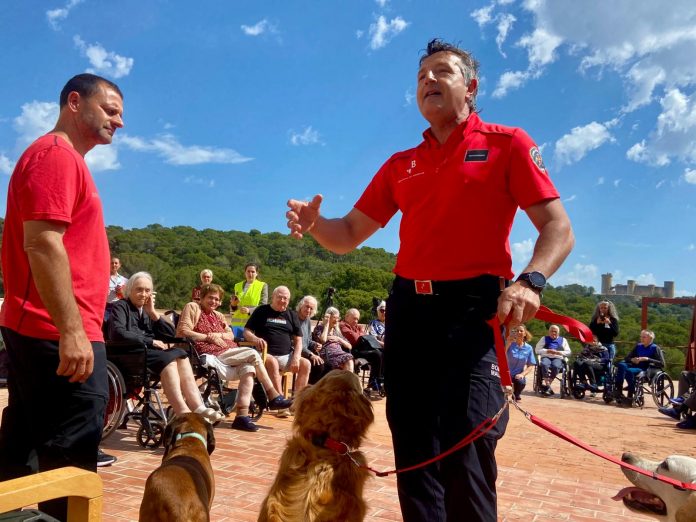 La residencia La Bonanova acoge una exhibición de la unidad canina de los Bombers de Mallorca