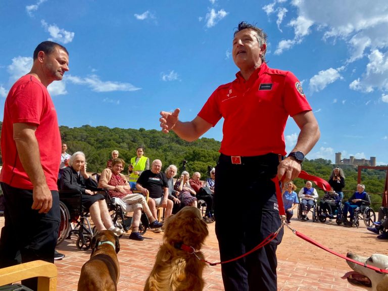 La residencia La Bonanova acoge una exhibición de la unidad canina de los Bombers de Mallorca
