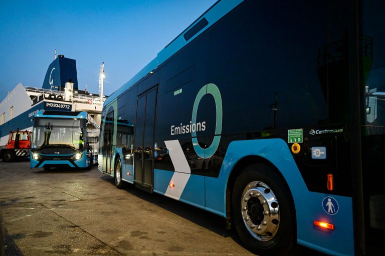 La EMT Palma refuerza el servicio para facilitar el acceso al España-Inglaterra en Son Moix