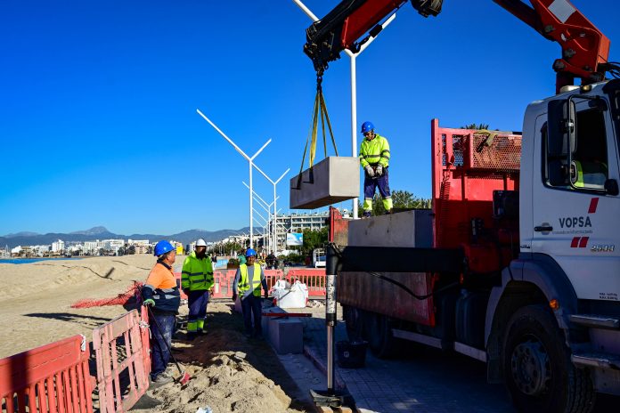Palma inicia la recolocación del murete de la Platja de Palma con más de 1.600 metros de actuación