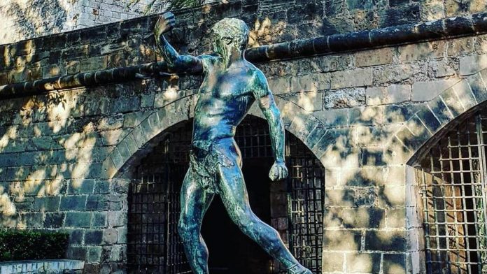 Palma mejorará la iluminación del entorno del Foner y el paseo entre s’Hort del Rei y Dalt Murada El proyecto aprobado refuerza el valor patrimonial del espacio y mejorará la seguridad y accesibilidad peatonal en el centro histórico Palma, 21 de abril de 2026. El Ajuntament de Palma, a través de la Comisión de Centro Histórico, ha aprobado el proyecto de recuperación y mejora del alumbrado público en el entorno de la escultura del Foner y en el paseo que conecta s’Hort del Rei con Dalt Murada. La actuación tiene como objetivo optimizar la iluminación de este ámbito emblemático, adaptando las soluciones lumínicas a las características de cada espacio y reforzando su valor patrimonial. Iluminación focalizada y recorrido integrado En el entorno de la escultura del Foner, el proyecto prevé una iluminación focalizada mediante proyectores dirigidos tanto a la pieza escultórica como al arbolado circundante, con el fin de realzar sus elementos y su presencia en el espacio urbano. Asimismo, se instalará una iluminación general en la plaza situada frente a la escultura, con luminarias de aproximadamente cuatro metros de altura que permitirán garantizar una visibilidad homogénea y adecuada para el tránsito peatonal. Por su parte, el paseo entre s’Hort del Rei y Dalt Murada contará con una iluminación más tenue y respetuosa con el entorno histórico, mediante luminarias empotradas en el muro. Esta solución generará un recorrido visual continuo, facilitando la orientación de los peatones sin alterar el carácter del espacio. Puesta en valor del patrimonio urbano Con este tipo de intervenciones, el Ajuntament refuerza su compromiso con la conservación y puesta en valor del patrimonio histórico de Palma, al tiempo que mejora la seguridad y la accesibilidad en zonas de alta afluencia. Nuevo bar-cafetería en el Casal Solleric Por otro lado, la Comisión de Centro Histórico también ha dado luz verde al proyecto para la implantación de un servicio de bar-cafetería en el Casal Solleric. La intervención se centrará en actuaciones interiores y respetuosas con el edificio, manteniendo la distribución actual y adaptando el espacio a su nuevo uso sin alterar su estructura ni fachada, con el objetivo de reforzar su función como complemento a la actividad cultural del conjunto.