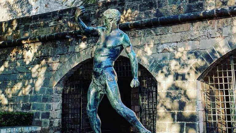 Palma mejorará la iluminación del entorno del Foner y el paseo entre s’Hort del Rei y Dalt Murada El proyecto aprobado refuerza el valor patrimonial del espacio y mejorará la seguridad y accesibilidad peatonal en el centro histórico Palma, 21 de abril de 2026. El Ajuntament de Palma, a través de la Comisión de Centro Histórico, ha aprobado el proyecto de recuperación y mejora del alumbrado público en el entorno de la escultura del Foner y en el paseo que conecta s’Hort del Rei con Dalt Murada. La actuación tiene como objetivo optimizar la iluminación de este ámbito emblemático, adaptando las soluciones lumínicas a las características de cada espacio y reforzando su valor patrimonial. Iluminación focalizada y recorrido integrado En el entorno de la escultura del Foner, el proyecto prevé una iluminación focalizada mediante proyectores dirigidos tanto a la pieza escultórica como al arbolado circundante, con el fin de realzar sus elementos y su presencia en el espacio urbano. Asimismo, se instalará una iluminación general en la plaza situada frente a la escultura, con luminarias de aproximadamente cuatro metros de altura que permitirán garantizar una visibilidad homogénea y adecuada para el tránsito peatonal. Por su parte, el paseo entre s’Hort del Rei y Dalt Murada contará con una iluminación más tenue y respetuosa con el entorno histórico, mediante luminarias empotradas en el muro. Esta solución generará un recorrido visual continuo, facilitando la orientación de los peatones sin alterar el carácter del espacio. Puesta en valor del patrimonio urbano Con este tipo de intervenciones, el Ajuntament refuerza su compromiso con la conservación y puesta en valor del patrimonio histórico de Palma, al tiempo que mejora la seguridad y la accesibilidad en zonas de alta afluencia. Nuevo bar-cafetería en el Casal Solleric Por otro lado, la Comisión de Centro Histórico también ha dado luz verde al proyecto para la implantación de un servicio de bar-cafetería en el Casal Solleric. La intervención se centrará en actuaciones interiores y respetuosas con el edificio, manteniendo la distribución actual y adaptando el espacio a su nuevo uso sin alterar su estructura ni fachada, con el objetivo de reforzar su función como complemento a la actividad cultural del conjunto.