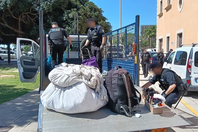 La Policía Local intensifica el control contra la venta ambulante ilegal en el Parc de la Mar