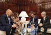 Palma presenta su modelo de ciudad en el encuentro de alcaldes España–Reino Unido del Bloomberg CityLab Palma presenta su modelo de ciudad en el encuentro de alcaldes España–Reino Unido del Bloomberg CityLab Jaime Martínez Llabrés expone proyectos estratégicos en innovación, sostenibilidad y turismo ante líderes urbanos europeos Palma, 29 de abril de 2026. El alcalde de Palma, Jaime Martínez Llabrés, ha participado en el encuentro de alcaldes España–Reino Unido celebrado en el marco del Bloomberg CityLab, donde ha presentado los principales proyectos transformadores de la ciudad y su modelo de gestión en ámbitos clave como la innovación, la sostenibilidad, la cultura y el turismo. El encuentro, organizado por el Ayuntamiento de Madrid, ha reunido a responsables municipales de ciudades como Madrid, Valencia, Málaga, Palma, Manchester o Liverpool, además de representantes de Edimburgo y Belfast, en una jornada centrada en el intercambio de experiencias y buenas prácticas sobre los retos urbanos actuales. Gobernanza de datos y crecimiento demográfico Durante su intervención, Martínez Llabrés ha puesto el foco en el crecimiento demográfico de Palma y la necesidad de adaptar las políticas públicas a esta realidad. En este sentido, ha destacado la creación de un Centro de Control Demográfico y Turístico, concebido como una herramienta clave para mejorar la eficiencia de los servicios públicos y anticipar necesidades mediante el uso de datos. Proyectos estratégicos para transformar la ciudad El alcalde ha repasado los principales ejes de actuación del consistorio, vinculados a la cultura, el deporte, la sostenibilidad y la economía azul, como pilares para construir una ciudad más cohesionada y sostenible a largo plazo. Entre los proyectos destacados, ha presentado iniciativas como el distrito Palma Culture & Innovation Bay, orientado a la atracción de talento y el impulso de la innovación tecnológica; el desarrollo del Bosque Metropolitano, que incorpora la finca de Son Quint; o el futuro Jardín Botánico de Palma. También ha expuesto actuaciones urbanas como las reformas de la plaza Mayor, el Parc de la Mar y la plaza del Mercat, la creación de la ECO-EMT, la reconversión de los antiguos cines Metropolitan en equipamientos para Pere Garau o la construcción de un nuevo pabellón deportivo en el antiguo estadio Lluís Sitjar. Turismo sostenible y calidad de vida En materia turística, el alcalde ha trasladado el dictamen sobre turismo sostenible impulsado por el Govern balear, subrayando la evolución del modelo en Palma hacia un turismo de mayor calidad y con mayor gasto por visitante, con la cultura como elemento clave de diferenciación. Martínez Llabrés ha defendido un modelo de ciudad en el que el residente se sitúa en el centro de las políticas públicas, combinando crecimiento económico con sostenibilidad y bienestar. El alcalde ha concluido destacando que el conjunto de iniciativas presentadas tiene como objetivo mejorar la calidad de vida de la ciudadanía y consolidar Palma como referente europeo en innovación, cultura y sostenibilidad.