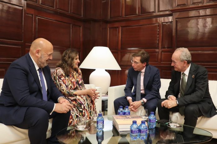 Palma presenta su modelo de ciudad en el encuentro de alcaldes España–Reino Unido del Bloomberg CityLab Jaime Martínez Llabrés expone proyectos estratégicos en innovación, sostenibilidad y turismo ante líderes urbanos europeos Palma, 29 de abril de 2026. El alcalde de Palma, Jaime Martínez Llabrés, ha participado en el encuentro de alcaldes España–Reino Unido celebrado en el marco del Bloomberg CityLab, donde ha presentado los principales proyectos transformadores de la ciudad y su modelo de gestión en ámbitos clave como la innovación, la sostenibilidad, la cultura y el turismo. El encuentro, organizado por el Ayuntamiento de Madrid, ha reunido a responsables municipales de ciudades como Madrid, Valencia, Málaga, Palma, Manchester o Liverpool, además de representantes de Edimburgo y Belfast, en una jornada centrada en el intercambio de experiencias y buenas prácticas sobre los retos urbanos actuales. Gobernanza de datos y crecimiento demográfico Durante su intervención, Martínez Llabrés ha puesto el foco en el crecimiento demográfico de Palma y la necesidad de adaptar las políticas públicas a esta realidad. En este sentido, ha destacado la creación de un Centro de Control Demográfico y Turístico, concebido como una herramienta clave para mejorar la eficiencia de los servicios públicos y anticipar necesidades mediante el uso de datos. Proyectos estratégicos para transformar la ciudad El alcalde ha repasado los principales ejes de actuación del consistorio, vinculados a la cultura, el deporte, la sostenibilidad y la economía azul, como pilares para construir una ciudad más cohesionada y sostenible a largo plazo. Entre los proyectos destacados, ha presentado iniciativas como el distrito Palma Culture & Innovation Bay, orientado a la atracción de talento y el impulso de la innovación tecnológica; el desarrollo del Bosque Metropolitano, que incorpora la finca de Son Quint; o el futuro Jardín Botánico de Palma. También ha expuesto actuaciones urbanas como las reformas de la plaza Mayor, el Parc de la Mar y la plaza del Mercat, la creación de la ECO-EMT, la reconversión de los antiguos cines Metropolitan en equipamientos para Pere Garau o la construcción de un nuevo pabellón deportivo en el antiguo estadio Lluís Sitjar. Turismo sostenible y calidad de vida En materia turística, el alcalde ha trasladado el dictamen sobre turismo sostenible impulsado por el Govern balear, subrayando la evolución del modelo en Palma hacia un turismo de mayor calidad y con mayor gasto por visitante, con la cultura como elemento clave de diferenciación. Martínez Llabrés ha defendido un modelo de ciudad en el que el residente se sitúa en el centro de las políticas públicas, combinando crecimiento económico con sostenibilidad y bienestar. El alcalde ha concluido destacando que el conjunto de iniciativas presentadas tiene como objetivo mejorar la calidad de vida de la ciudadanía y consolidar Palma como referente europeo en innovación, cultura y sostenibilidad.