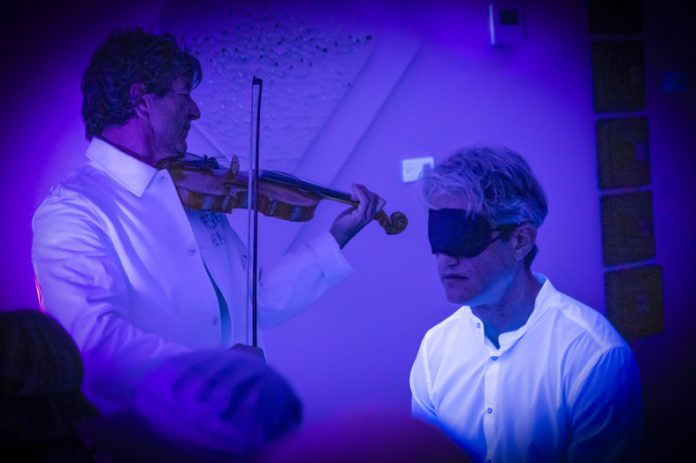 El arte de escuchar: Anomalie Studio Gallery propone una experiencia inmersiva en la oscuridad en Palma