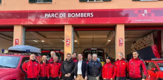86 plazas de bomberos en la mayor oferta pública de la historia del cuerpo 86 plazas de bomberos en la mayor oferta pública de la historia del cuerpo Un total de 694 aspirantes optan a incorporarse a los Bombers de Mallorca en una convocatoria que incrementa significativamente la plantilla del servicio de emergencias Palma, 10 de mayo de 2026. El Consell de Mallorca ha convocado un nuevo proceso de oposiciones para cubrir 86 plazas de bomberos, la mayor oferta pública de empleo realizada hasta ahora por el cuerpo de emergencias insular. La convocatoria supone un incremento notable respecto a la anterior oferta, celebrada en 2021, cuando se convocaron 32 plazas. En esta ocasión, el número de puestos aumenta en 54 plazas, consolidando así el refuerzo de la plantilla de Bombers de Mallorca. Un total de 694 aspirantes se han presentado al proceso selectivo para optar a una de las plazas convocadas. El conseller de Hacienda, Innovación y Función Pública, Rafel Bosch, ha destacado que “con esta convocatoria de oposiciones queda patente el compromiso del Consell de Mallorca para consolidar la plantilla de los Bombers de Mallorca”. En este sentido, ha subrayado que el objetivo es “reforzar un servicio esencial como el que ofrecen los bomberos y bomberas de Mallorca”. La institución insular considera esta convocatoria una apuesta estratégica para mejorar la capacidad operativa y de respuesta del cuerpo de emergencias, garantizando así una mayor cobertura y seguridad para la ciudadanía de toda la isla.