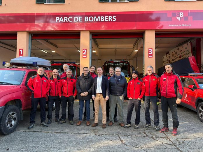86 plazas de bomberos en la mayor oferta pública de la historia del cuerpo Un total de 694 aspirantes optan a incorporarse a los Bombers de Mallorca en una convocatoria que incrementa significativamente la plantilla del servicio de emergencias Palma, 10 de mayo de 2026. El Consell de Mallorca ha convocado un nuevo proceso de oposiciones para cubrir 86 plazas de bomberos, la mayor oferta pública de empleo realizada hasta ahora por el cuerpo de emergencias insular. La convocatoria supone un incremento notable respecto a la anterior oferta, celebrada en 2021, cuando se convocaron 32 plazas. En esta ocasión, el número de puestos aumenta en 54 plazas, consolidando así el refuerzo de la plantilla de Bombers de Mallorca. Un total de 694 aspirantes se han presentado al proceso selectivo para optar a una de las plazas convocadas. El conseller de Hacienda, Innovación y Función Pública, Rafel Bosch, ha destacado que “con esta convocatoria de oposiciones queda patente el compromiso del Consell de Mallorca para consolidar la plantilla de los Bombers de Mallorca”. En este sentido, ha subrayado que el objetivo es “reforzar un servicio esencial como el que ofrecen los bomberos y bomberas de Mallorca”. La institución insular considera esta convocatoria una apuesta estratégica para mejorar la capacidad operativa y de respuesta del cuerpo de emergencias, garantizando así una mayor cobertura y seguridad para la ciudadanía de toda la isla.