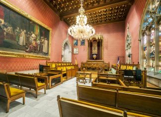 El Palau del Consell se llenará de música en junio con un ciclo de cuatro conciertos de estilos diversos El Palau del Consell se llenará de música en junio con un ciclo de cuatro conciertos de estilos diversos La institución insular impulsa una nueva edición de Concerts a Palau, una propuesta cultural gratuita que llevará al salón de plenos actuaciones de música clásica, pop, rock, jazz, música tradicional mallorquina y canto coral. Palma, 30 de mayo de 2026. El Consell de Mallorca ha organizado un nuevo ciclo musical bajo el nombre de Concerts a Palau, una iniciativa cultural que convertirá durante el mes de junio el histórico salón de plenos del Palau del Consell en un espacio de encuentro para la música y la ciudadanía. La programación incluye cuatro conciertos de estilos muy diferentes con el objetivo de ofrecer una propuesta variada y abierta a todos los públicos. Desde la música clásica hasta el pop y el rock, pasando por la fusión entre jazz y música tradicional mallorquina o el canto coral, el ciclo busca poner en valor tanto el talento local como la diversidad musical de la isla. El encargado de inaugurar el programa será el Dúo Van Roy-Roig, formado por la soprano mallorquina Cristina Van Roy y el pianista Joan Roig, que actuarán el próximo 5 de junio. Su repertorio incluirá obras de compositores clásicos como Chopin, Grieg y Orfila, además de piezas contemporáneas. La segunda cita llegará el 14 de junio con The Margarettes, un trío integrado por Nick Lore, Jaume Llodrà y Àngel Ríos, que ofrecerá un recorrido por grandes éxitos del pop y el rock en catalán, castellano e inglés. El 21 de junio será el turno de Ovella Negra, una formación que destaca por combinar la esencia de la música tradicional mallorquina con influencias del jazz, creando una propuesta original que une raíces y modernidad. El ciclo concluirá el 27 de junio con la actuación de la Coral de Montlliri, una agrupación fundada en 1910 y compuesta actualmente por 52 voces bajo la dirección de Maria Magdalena Oliver. La coral pondrá el broche final a un mes dedicado a la música con un repertorio que refleja más de un siglo de tradición musical. Con esta iniciativa, el Consell de Mallorca refuerza su apuesta por acercar la cultura a la ciudadanía y abrir espacios emblemáticos de la institución a actividades artísticas y musicales. Calendario de Concerts a Palau 5 de junio: Dúo Van Roy-Roig 14 de junio: The Margarettes 21 de junio: Ovella Negra 27 de junio: Coral de Montlliri La programación completa puede consultarse a través de la agenda de actividades del Consell de Mallorca.