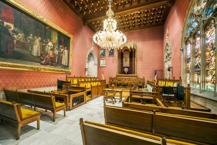 El Palau del Consell se llenará de música en junio con un ciclo de cuatro conciertos de estilos diversos La institución insular impulsa una nueva edición de Concerts a Palau, una propuesta cultural gratuita que llevará al salón de plenos actuaciones de música clásica, pop, rock, jazz, música tradicional mallorquina y canto coral. Palma, 30 de mayo de 2026. El Consell de Mallorca ha organizado un nuevo ciclo musical bajo el nombre de Concerts a Palau, una iniciativa cultural que convertirá durante el mes de junio el histórico salón de plenos del Palau del Consell en un espacio de encuentro para la música y la ciudadanía. La programación incluye cuatro conciertos de estilos muy diferentes con el objetivo de ofrecer una propuesta variada y abierta a todos los públicos. Desde la música clásica hasta el pop y el rock, pasando por la fusión entre jazz y música tradicional mallorquina o el canto coral, el ciclo busca poner en valor tanto el talento local como la diversidad musical de la isla. El encargado de inaugurar el programa será el Dúo Van Roy-Roig, formado por la soprano mallorquina Cristina Van Roy y el pianista Joan Roig, que actuarán el próximo 5 de junio. Su repertorio incluirá obras de compositores clásicos como Chopin, Grieg y Orfila, además de piezas contemporáneas. La segunda cita llegará el 14 de junio con The Margarettes, un trío integrado por Nick Lore, Jaume Llodrà y Àngel Ríos, que ofrecerá un recorrido por grandes éxitos del pop y el rock en catalán, castellano e inglés. El 21 de junio será el turno de Ovella Negra, una formación que destaca por combinar la esencia de la música tradicional mallorquina con influencias del jazz, creando una propuesta original que une raíces y modernidad. El ciclo concluirá el 27 de junio con la actuación de la Coral de Montlliri, una agrupación fundada en 1910 y compuesta actualmente por 52 voces bajo la dirección de Maria Magdalena Oliver. La coral pondrá el broche final a un mes dedicado a la música con un repertorio que refleja más de un siglo de tradición musical. Con esta iniciativa, el Consell de Mallorca refuerza su apuesta por acercar la cultura a la ciudadanía y abrir espacios emblemáticos de la institución a actividades artísticas y musicales. Calendario de Concerts a Palau 5 de junio: Dúo Van Roy-Roig 14 de junio: The Margarettes 21 de junio: Ovella Negra 27 de junio: Coral de Montlliri La programación completa puede consultarse a través de la agenda de actividades del Consell de Mallorca.