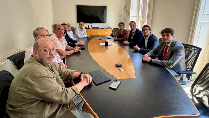 El Govern colabora con el sector del taxi y VTC para impulsar un acuerdo parlamentario que mejore la competitividad del sector