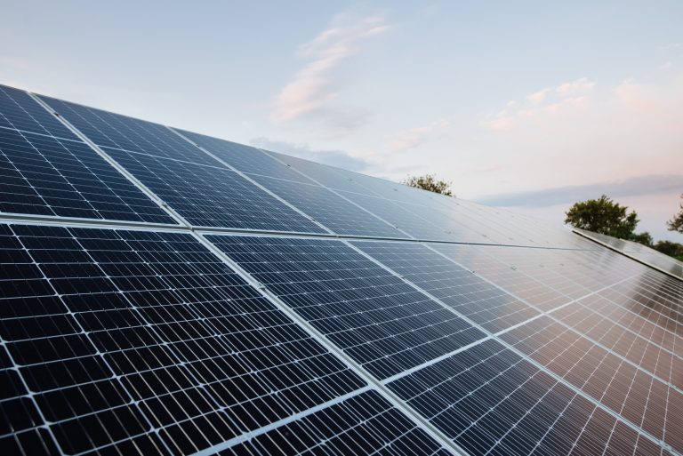 El Govern fija nuevos criterios ambientales para proyectos fotovoltaicos y sistemas de almacenamiento energético