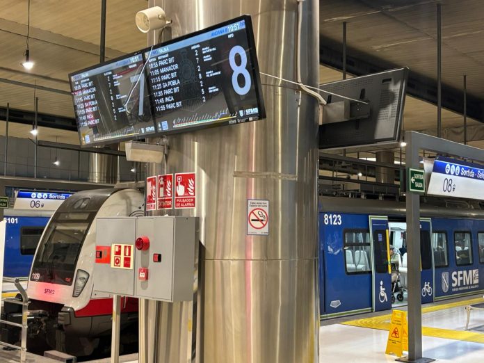 El Govern refuerza el transporte público y habilita servicios especiales de metro para las PAU