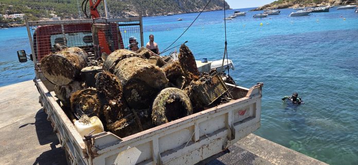 PortsIB colabora en la retirada de casi cuatro toneladas de residuos del fondo marino de Sant Elm