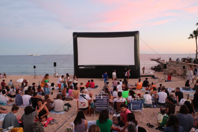 Cinema Lliure a la Platja celebra su quinto aniversario en Mallorca con Mario Casas, cine independiente y talento balear