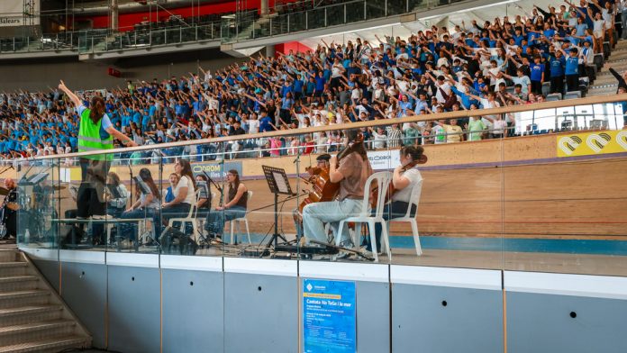 Un millar de alumnos de Baleares llenan el Velódromo de Palma con la cantata participativa “Na TuGa y la mar”