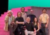 El Teatre Principal estrena “Un baúl amarillo para Nofre Taylor”, una producción propia que recupera un texto casi inédito de Alexandre Ballester Grupo de personas en un escenario.