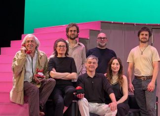 El Teatre Principal estrena “Un baúl amarillo para Nofre Taylor”, una producción propia que recupera un texto casi inédito de Alexandre Ballester Grupo de personas en un escenario.