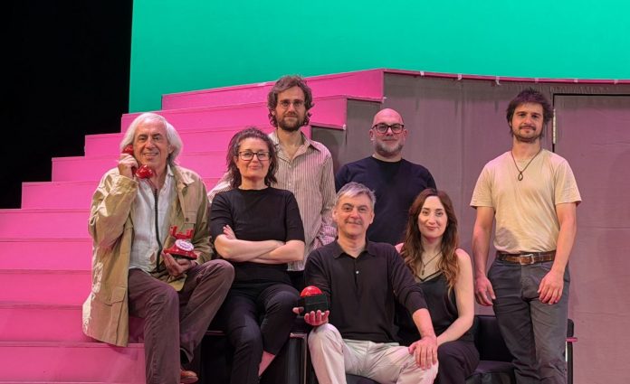 Grupo de personas en un escenario.
