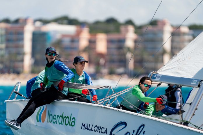 Las regatistas vascas del RCMA-RSC lideran la Liga Iberdrola tras una exigente jornada en la bahía de Palma