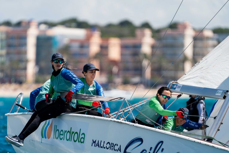 Las regatistas vascas del RCMA-RSC lideran la Liga Iberdrola tras una exigente jornada en la bahía de Palma