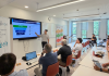 Osmia Bloom, proyecto de la UIB para mejorar la polinización en Mallorca, gana el programa «Conectando Ciencia e Innovación» Osmia Bloom, proyecto de la UIB para mejorar la polinización en Mallorca, gana el programa «Conectando Ciencia e Innovación» La iniciativa impulsada por el doctorando Gabriel Arbona Taberner ha sido reconocida como la mejor propuesta emprendedora del taller de doctorado organizado por UIBEmprèn para acercar la investigación universitaria al mercado. Palma, 29 de mayo de 2026. El proyecto Osmia Bloom, centrado en la cría y comercialización de abejas solitarias adaptadas al ecosistema balear para mejorar la polinización de los cultivos, se ha alzado con el primer premio del taller de doctorado «Conectando Ciencia e Innovación», una iniciativa promovida por UIBEmprèn para fomentar la transferencia de conocimiento y el emprendimiento entre investigadores de la Universitat de les Illes Balears. La propuesta, desarrollada por el doctorando Gabriel Arbona Taberner, ha sido reconocida durante el acto de clausura del programa, obteniendo un premio de 400 euros tras ser valorada por un jurado especializado por su componente innovador, su viabilidad y su potencial impacto en el sector agroambiental de Mallorca. Ciencia aplicada al sector agrícola Osmia Bloom plantea la creación de una empresa especializada en la producción de abejas solitarias autóctonas destinadas a mejorar la polinización de los cultivos de la isla. Además de la comercialización de estos insectos beneficiosos para la agricultura, el proyecto contempla la fabricación de sistemas de nidificación, servicios de asesoramiento técnico y acciones formativas vinculadas a la agricultura sostenible. La iniciativa busca ofrecer soluciones respetuosas con el medio ambiente para incrementar la productividad agrícola y favorecer la biodiversidad local, aprovechando el potencial de especies adaptadas a las condiciones específicas del territorio balear. Ocho proyectos y una apuesta por la transferencia de conocimiento El programa «Conectando Ciencia e Innovación» ha contado con la participación de ocho proyectos vinculados a tesis doctorales de la UIB. A lo largo de 20 horas de formación repartidas en cinco talleres, los participantes han trabajado aspectos relacionados con la innovación, el emprendimiento y la transferencia de resultados de investigación al tejido productivo. Durante el curso, los doctorandos han aprendido a transformar sus investigaciones en propuestas con potencial de mercado mediante herramientas como el modelo Lean Canvas, el diseño de productos mínimos viables, la validación de ideas de negocio, la elaboración de planes empresariales y la preparación de presentaciones ante potenciales inversores. La actividad ha sido gestionada por UIBEmprèn, con financiación de la Cátedra Ibemprèn de la Agencia de Desarrollo Regional de las Illes Balears (ADR Balears), y ha contado con la colaboración del Vicerrectorado de Innovación y Transformación Digital y de la Escuela de Doctorado de la UIB. La iniciativa refuerza la apuesta de la universidad por impulsar proyectos capaces de trasladar el conocimiento científico al ámbito empresarial y social, favoreciendo que la investigación genere soluciones innovadoras con impacto real en el territorio.