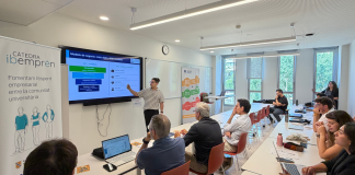 Osmia Bloom, proyecto de la UIB para mejorar la polinización en Mallorca, gana el programa «Conectando Ciencia e Innovación» Osmia Bloom, proyecto de la UIB para mejorar la polinización en Mallorca, gana el programa «Conectando Ciencia e Innovación» La iniciativa impulsada por el doctorando Gabriel Arbona Taberner ha sido reconocida como la mejor propuesta emprendedora del taller de doctorado organizado por UIBEmprèn para acercar la investigación universitaria al mercado. Palma, 29 de mayo de 2026. El proyecto Osmia Bloom, centrado en la cría y comercialización de abejas solitarias adaptadas al ecosistema balear para mejorar la polinización de los cultivos, se ha alzado con el primer premio del taller de doctorado «Conectando Ciencia e Innovación», una iniciativa promovida por UIBEmprèn para fomentar la transferencia de conocimiento y el emprendimiento entre investigadores de la Universitat de les Illes Balears. La propuesta, desarrollada por el doctorando Gabriel Arbona Taberner, ha sido reconocida durante el acto de clausura del programa, obteniendo un premio de 400 euros tras ser valorada por un jurado especializado por su componente innovador, su viabilidad y su potencial impacto en el sector agroambiental de Mallorca. Ciencia aplicada al sector agrícola Osmia Bloom plantea la creación de una empresa especializada en la producción de abejas solitarias autóctonas destinadas a mejorar la polinización de los cultivos de la isla. Además de la comercialización de estos insectos beneficiosos para la agricultura, el proyecto contempla la fabricación de sistemas de nidificación, servicios de asesoramiento técnico y acciones formativas vinculadas a la agricultura sostenible. La iniciativa busca ofrecer soluciones respetuosas con el medio ambiente para incrementar la productividad agrícola y favorecer la biodiversidad local, aprovechando el potencial de especies adaptadas a las condiciones específicas del territorio balear. Ocho proyectos y una apuesta por la transferencia de conocimiento El programa «Conectando Ciencia e Innovación» ha contado con la participación de ocho proyectos vinculados a tesis doctorales de la UIB. A lo largo de 20 horas de formación repartidas en cinco talleres, los participantes han trabajado aspectos relacionados con la innovación, el emprendimiento y la transferencia de resultados de investigación al tejido productivo. Durante el curso, los doctorandos han aprendido a transformar sus investigaciones en propuestas con potencial de mercado mediante herramientas como el modelo Lean Canvas, el diseño de productos mínimos viables, la validación de ideas de negocio, la elaboración de planes empresariales y la preparación de presentaciones ante potenciales inversores. La actividad ha sido gestionada por UIBEmprèn, con financiación de la Cátedra Ibemprèn de la Agencia de Desarrollo Regional de las Illes Balears (ADR Balears), y ha contado con la colaboración del Vicerrectorado de Innovación y Transformación Digital y de la Escuela de Doctorado de la UIB. La iniciativa refuerza la apuesta de la universidad por impulsar proyectos capaces de trasladar el conocimiento científico al ámbito empresarial y social, favoreciendo que la investigación genere soluciones innovadoras con impacto real en el territorio.