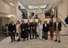 Mallorca participa en el XXI Foro Hosteltur para analizar el futuro del turismo El Consell de Mallorca participa en el XXI Foro Hosteltur para analizar el futuro del turismo La delegación mallorquina asiste en Madrid a uno de los encuentros de referencia del sector turístico nacional e internacional Madrid, 10 de mayo de 2026. El Consell de Mallorca ha participado en el XXI Foro Hosteltur, celebrado en Madrid bajo el lema “Analizando el presente, proyectando el futuro”, un encuentro considerado como una de las principales citas del sector turístico antes del inicio de la temporada alta. La representación mallorquina ha estado encabezada por el conseller de Turismo, Guillem Ginard, acompañado por el nuevo director insular de Turismo para la Demanda y la Hospitalidad, Tommy Ferragut. Durante la jornada se han abordado algunos de los principales retos y perspectivas del sector turístico, analizando cuestiones como el balance del primer cuatrimestre del año, las previsiones para la temporada estival, la evolución de los mercados emisores, la digitalización, la inteligencia artificial, la conectividad aérea y los desafíos vinculados a la sostenibilidad y la competitividad. La delegación del Consell ha destacado la importancia de participar en este tipo de foros estratégicos para conocer de primera mano la evolución del sector, reforzar la colaboración público-privada e intercambiar experiencias con empresas y profesionales del ámbito turístico nacional e internacional. Asimismo, los representantes de Mallorca han aprovechado el encuentro para continuar defendiendo un modelo turístico sostenible y responsable para la isla, basado en la gestión de datos, la convivencia equilibrada con los residentes y la preservación de la identidad y esencia del territorio. El XXI Foro Hosteltur ha reunido a destacados expertos y directivos del sector turístico, económico y empresarial. Entre los participantes han estado el director de Economía Española de CaixaBank Research, Oriol Aspachs; el presidente del Instituto de Estudios Económicos y vicepresidente de CEOE, Íñigo Fernández de Mesa; el presidente de Inclusive Collection Hyatt, Javier Águila; el presidente y fundador de ACHM Hotels by Marriott, Antonio Catalán; así como representantes de Deloitte, EY, Amadeus e IE University, entre otros profesionales del sector.
