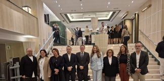 Mallorca participa en el XXI Foro Hosteltur para analizar el futuro del turismo El Consell de Mallorca participa en el XXI Foro Hosteltur para analizar el futuro del turismo La delegación mallorquina asiste en Madrid a uno de los encuentros de referencia del sector turístico nacional e internacional Madrid, 10 de mayo de 2026. El Consell de Mallorca ha participado en el XXI Foro Hosteltur, celebrado en Madrid bajo el lema “Analizando el presente, proyectando el futuro”, un encuentro considerado como una de las principales citas del sector turístico antes del inicio de la temporada alta. La representación mallorquina ha estado encabezada por el conseller de Turismo, Guillem Ginard, acompañado por el nuevo director insular de Turismo para la Demanda y la Hospitalidad, Tommy Ferragut. Durante la jornada se han abordado algunos de los principales retos y perspectivas del sector turístico, analizando cuestiones como el balance del primer cuatrimestre del año, las previsiones para la temporada estival, la evolución de los mercados emisores, la digitalización, la inteligencia artificial, la conectividad aérea y los desafíos vinculados a la sostenibilidad y la competitividad. La delegación del Consell ha destacado la importancia de participar en este tipo de foros estratégicos para conocer de primera mano la evolución del sector, reforzar la colaboración público-privada e intercambiar experiencias con empresas y profesionales del ámbito turístico nacional e internacional. Asimismo, los representantes de Mallorca han aprovechado el encuentro para continuar defendiendo un modelo turístico sostenible y responsable para la isla, basado en la gestión de datos, la convivencia equilibrada con los residentes y la preservación de la identidad y esencia del territorio. El XXI Foro Hosteltur ha reunido a destacados expertos y directivos del sector turístico, económico y empresarial. Entre los participantes han estado el director de Economía Española de CaixaBank Research, Oriol Aspachs; el presidente del Instituto de Estudios Económicos y vicepresidente de CEOE, Íñigo Fernández de Mesa; el presidente de Inclusive Collection Hyatt, Javier Águila; el presidente y fundador de ACHM Hotels by Marriott, Antonio Catalán; así como representantes de Deloitte, EY, Amadeus e IE University, entre otros profesionales del sector.
