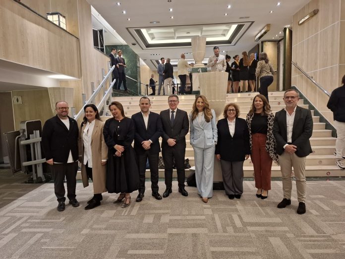 El Consell de Mallorca participa en el XXI Foro Hosteltur para analizar el futuro del turismo La delegación mallorquina asiste en Madrid a uno de los encuentros de referencia del sector turístico nacional e internacional Madrid, 10 de mayo de 2026. El Consell de Mallorca ha participado en el XXI Foro Hosteltur, celebrado en Madrid bajo el lema “Analizando el presente, proyectando el futuro”, un encuentro considerado como una de las principales citas del sector turístico antes del inicio de la temporada alta. La representación mallorquina ha estado encabezada por el conseller de Turismo, Guillem Ginard, acompañado por el nuevo director insular de Turismo para la Demanda y la Hospitalidad, Tommy Ferragut. Durante la jornada se han abordado algunos de los principales retos y perspectivas del sector turístico, analizando cuestiones como el balance del primer cuatrimestre del año, las previsiones para la temporada estival, la evolución de los mercados emisores, la digitalización, la inteligencia artificial, la conectividad aérea y los desafíos vinculados a la sostenibilidad y la competitividad. La delegación del Consell ha destacado la importancia de participar en este tipo de foros estratégicos para conocer de primera mano la evolución del sector, reforzar la colaboración público-privada e intercambiar experiencias con empresas y profesionales del ámbito turístico nacional e internacional. Asimismo, los representantes de Mallorca han aprovechado el encuentro para continuar defendiendo un modelo turístico sostenible y responsable para la isla, basado en la gestión de datos, la convivencia equilibrada con los residentes y la preservación de la identidad y esencia del territorio. El XXI Foro Hosteltur ha reunido a destacados expertos y directivos del sector turístico, económico y empresarial. Entre los participantes han estado el director de Economía Española de CaixaBank Research, Oriol Aspachs; el presidente del Instituto de Estudios Económicos y vicepresidente de CEOE, Íñigo Fernández de Mesa; el presidente de Inclusive Collection Hyatt, Javier Águila; el presidente y fundador de ACHM Hotels by Marriott, Antonio Catalán; así como representantes de Deloitte, EY, Amadeus e IE University, entre otros profesionales del sector.