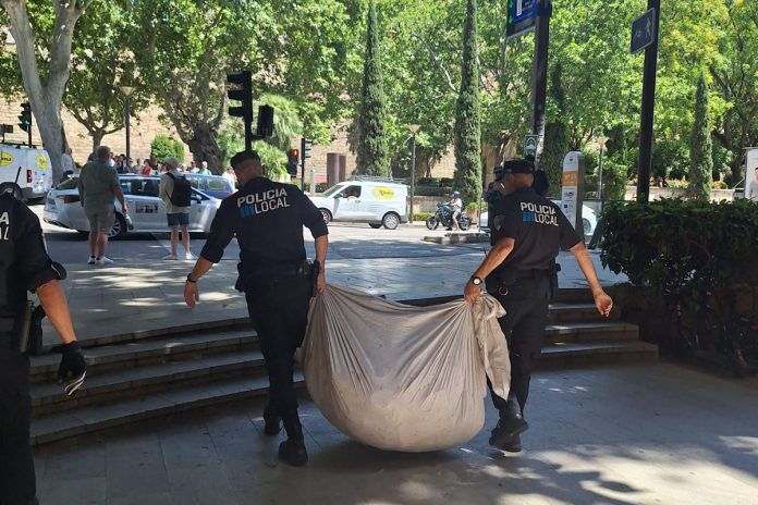 La Policía Local intensifica la lucha contra la venta ambulante ilegal con nuevos operativos en Platja de Palma y s’Hort del Rei