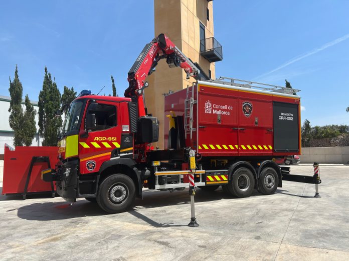 Los Bomberos de Mallorca incorporan un vehículo pionero para intervenir en rescates complejos e incendios de baterías