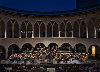 La Orquesta Sinfónica Illes Balears abrirá el Festival Castell de Bellver con obras de Chaikovski y Brahms # La Orquesta Sinfónica Illes Balears abrirá el Festival Castell de Bellver con obras de Chaikovski y Brahms **El prestigioso violinista Sergei Dogadin actuará como solista en una velada dirigida por Pablo Mielgo que inaugurará una nueva edición de uno de los grandes acontecimientos culturales del verano mallorquín.** **Palma, 19 de junio de 2026.** La Orquesta Sinfónica Illes Balears dará el próximo jueves 25 de junio el pistoletazo de salida al Festival Castell de Bellver 2026 con un concierto que reunirá dos de las obras más destacadas del repertorio romántico universal en uno de los escenarios patrimoniales más emblemáticos de Mallorca. La actuación tendrá lugar a las 21.30 horas en el Castell de Bellver y estará dirigida por Pablo Mielgo, director titular de la formación balear. El programa combinará el virtuosismo del **Concierto para violín y orquesta en re mayor, op. 35** de Piotr Ilitx Chaikovski con la monumental **Sinfonía n.º 1 en do menor, op. 68** de Johannes Brahms. ## Sergei Dogadin, invitado de excepción La gran figura invitada de la noche será el violinista ruso **Sergei Dogadin**, considerado uno de los intérpretes más destacados de su generación y ganador de algunos de los concursos internacionales más prestigiosos del mundo. Dogadin asumirá el reto de interpretar una de las partituras más exigentes y apasionadas del repertorio violinístico, una obra cargada de lirismo, intensidad emocional y brillantez técnica que se ha convertido en una de las piezas más admiradas de la literatura para violín. ## Brahms para cerrar una noche de gran intensidad La segunda parte del concierto estará dedicada a la **Primera Sinfonía de Brahms**, una obra que marcó un antes y un después en la historia de la música sinfónica europea. Considerada una de las grandes creaciones del romanticismo alemán, la partitura destaca por su profundidad expresiva, su riqueza orquestal y la fuerza de un discurso musical que ha fascinado al público desde su estreno. Su célebre final servirá para poner el broche a una velada concebida para inaugurar el festival con solemnidad y brillantez. ## Una cita imprescindible del verano cultural mallorquín El Festival Castell de Bellver se ha consolidado como una de las principales propuestas culturales del verano en Mallorca, combinando grandes producciones sinfónicas con el incomparable entorno histórico del castillo gótico que domina la bahía de Palma. Con esta nueva edición, la Orquesta Sinfónica Illes Balears reafirma su apuesta por una programación de excelencia artística, acercando al público de las islas a grandes intérpretes internacionales y a algunas de las obras más representativas del repertorio clásico. Las entradas ya se encuentran a la venta a través de la página web de la Orquesta Sinfónica Illes Balears y también podrán adquirirse en las taquillas del Castell de Bellver una hora antes del inicio del concierto.