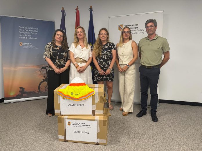 El Govern reparte cubrenucas para proteger a los trabajadores frente al calor y prepara nuevas medidas para el aeropuerto de Palma