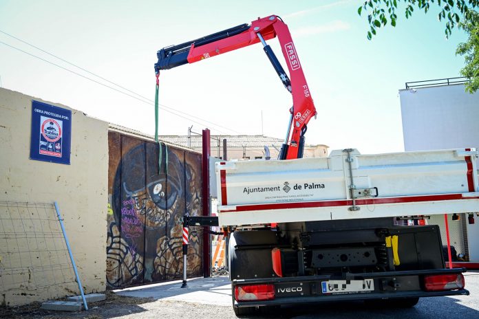 El Ajuntament de Palma completa el cierre de la antigua cárcel con una nueva puerta de hierro para evitar ocupaciones