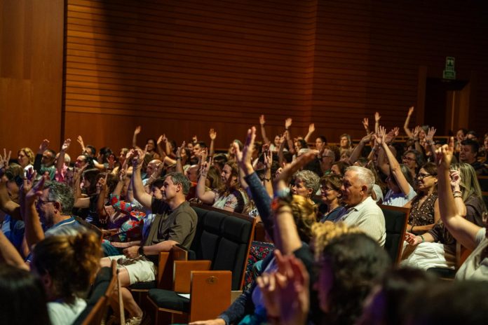 Más de 300 personas participan en una charla sobre bienestar emocional y deporte protagonizada por Patri Psicóloga