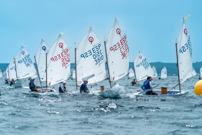 Maria de Lluc Bestard y Stepan Plotnikov brillan en el XLVII Trofeo Mamá Optimist S.M. La Reina