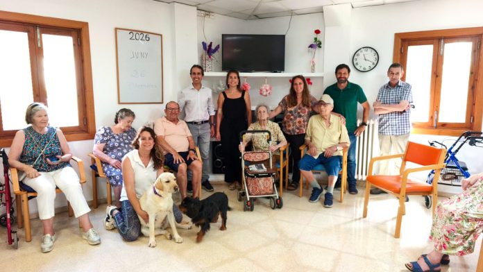 Las terapias asistidas con perros mejoran el bienestar emocional de los mayores en las residencias del IMAS