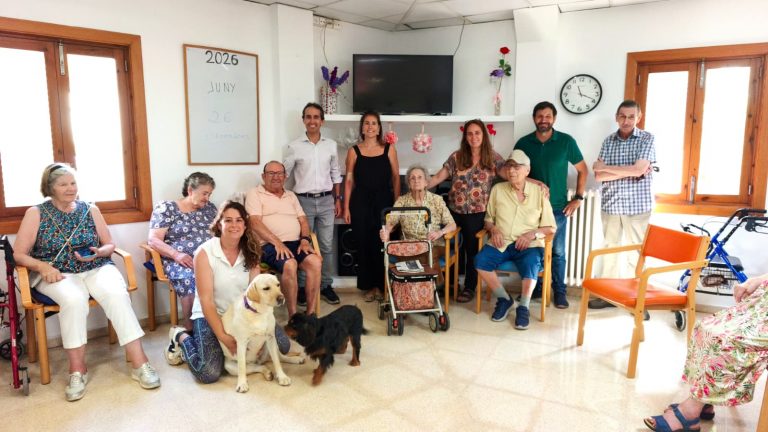 Las terapias asistidas con perros mejoran el bienestar emocional de los mayores en las residencias del IMAS