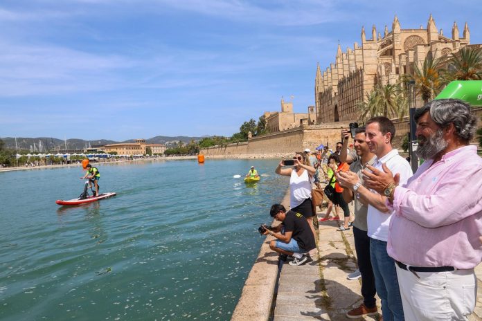 El I Circuito de Bicicletas Acuáticas del Consell de Mallorca reúne a 200 participantes en su estreno en el Parc de la Mar