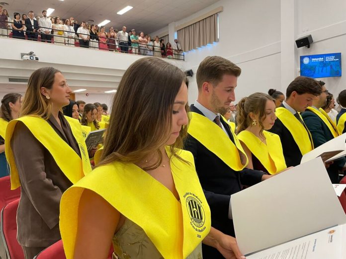 La quinta promoción de Medicina de la UIB celebra su graduación con 54 nuevos médicos