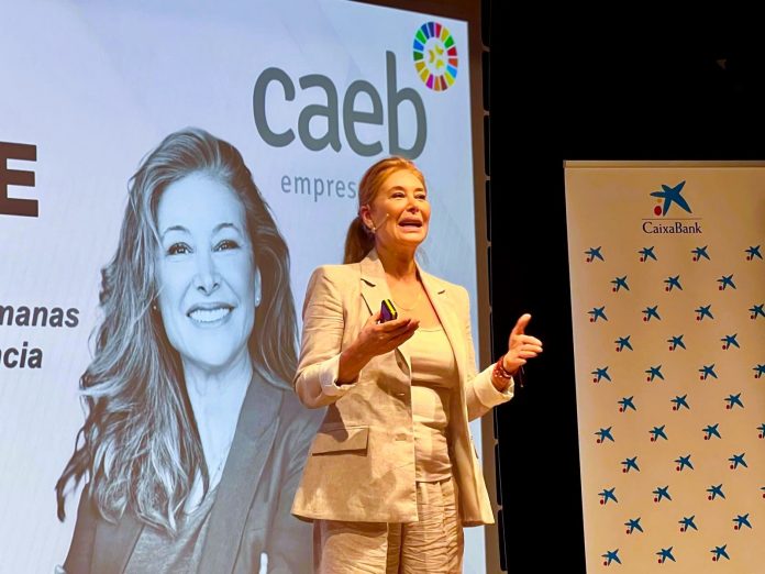 Teresa Viejo reivindica la curiosidad como la gran fortaleza del liderazgo en una conferencia organizada por CAEB y CaixaBank