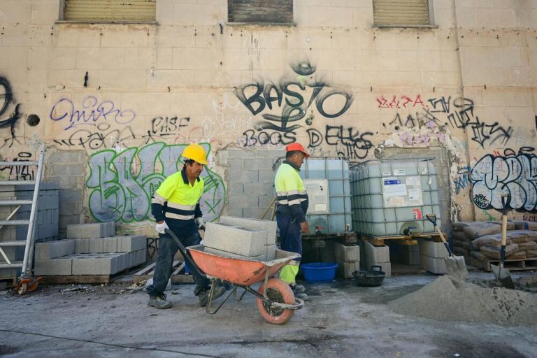 El Ajuntament inicia el tapiado de la antigua cárcel de Palma tras completar su desalojoa