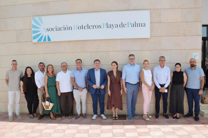 El Consell de Mallorca refuerza el diálogo con el sector turístico para analizar la evolución de la temporada