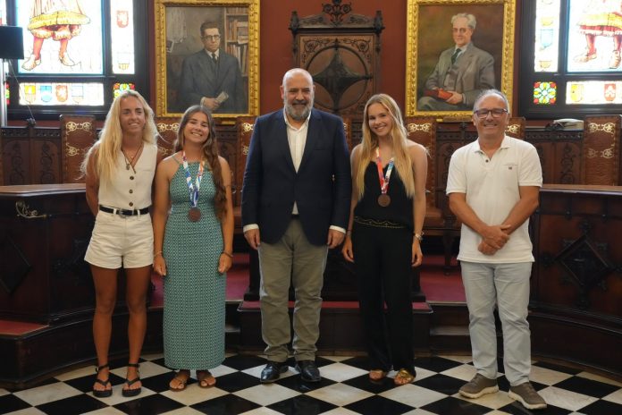 El alcalde de Palma recibe a Beatriz Quintana y Savina Vicens tras su bronce en el Mundial de la clase 420 El alcalde de Palma recibe a Beatriz Quintana y Savina Vicens tras su bronce en el Mundial de la clase 420