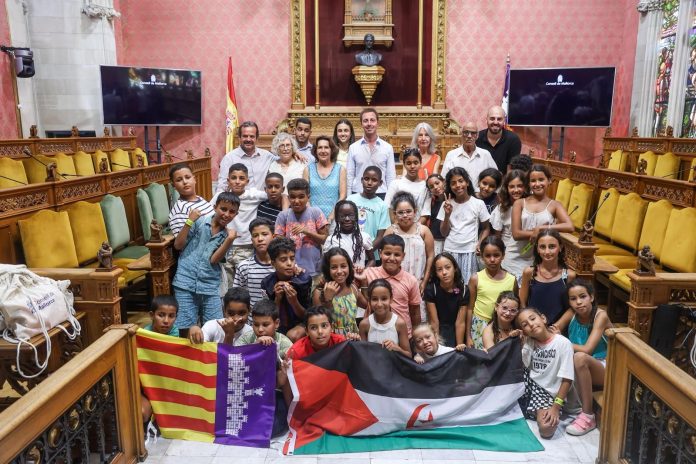 El Consell de Mallorca recibe a 28 niños saharauis del programa Vacaciones en Paz