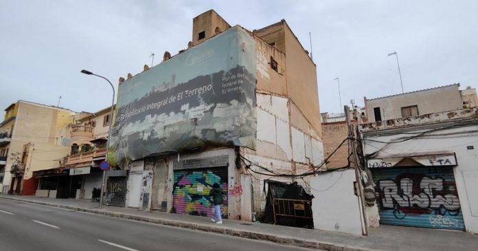 Urbanismo inicia el expediente de declaración de ruina de un edificio de la avenida Joan Miró